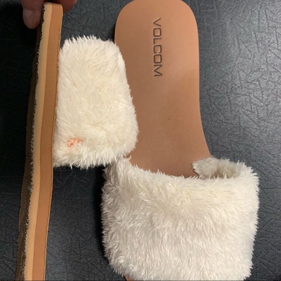 Volcom faux fur slides - Picture 2 of 4